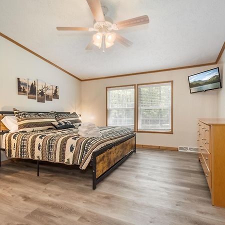 *Entire House • Sleeps 9 • Hot Tub • Pets Welcome* McHenry Exterior photo