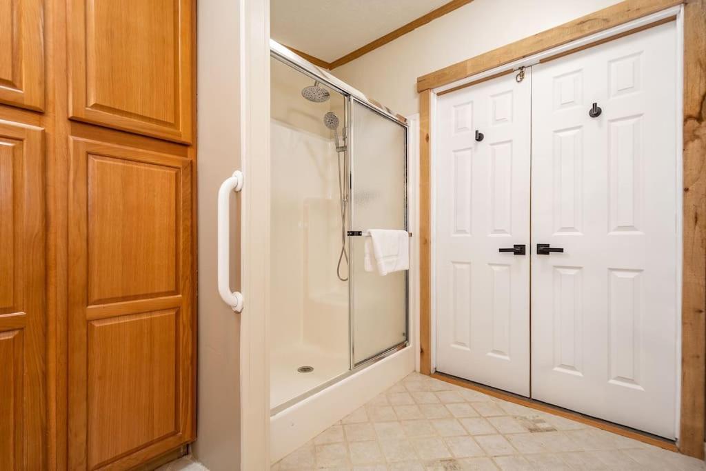 *Entire House • Sleeps 9 • Hot Tub • Pets Welcome* McHenry Exterior photo