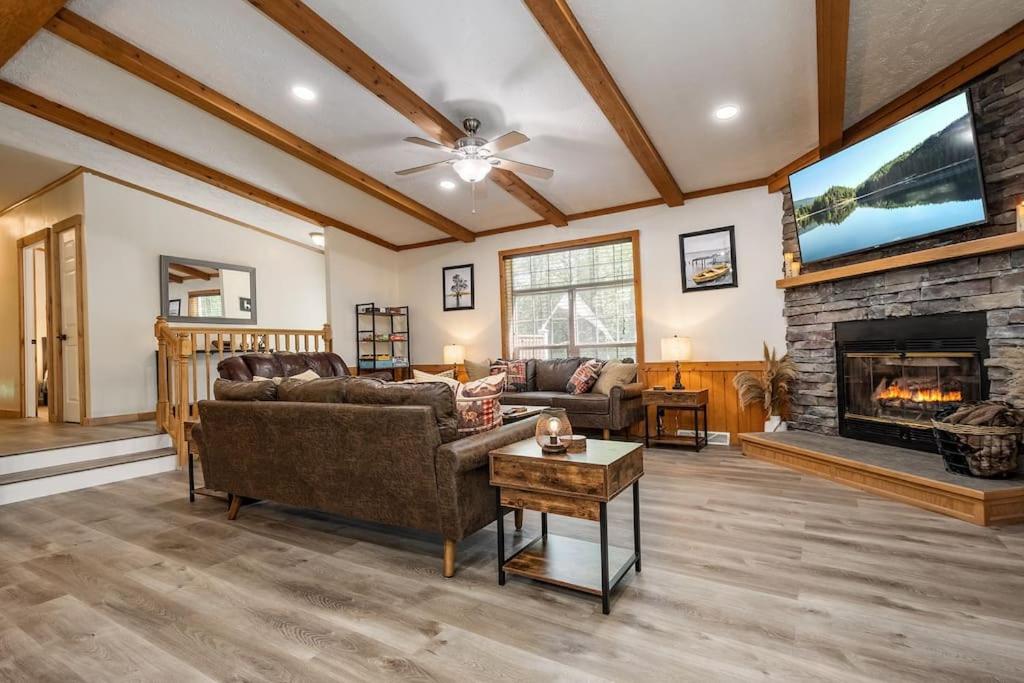 *Entire House • Sleeps 9 • Hot Tub • Pets Welcome* McHenry Exterior photo