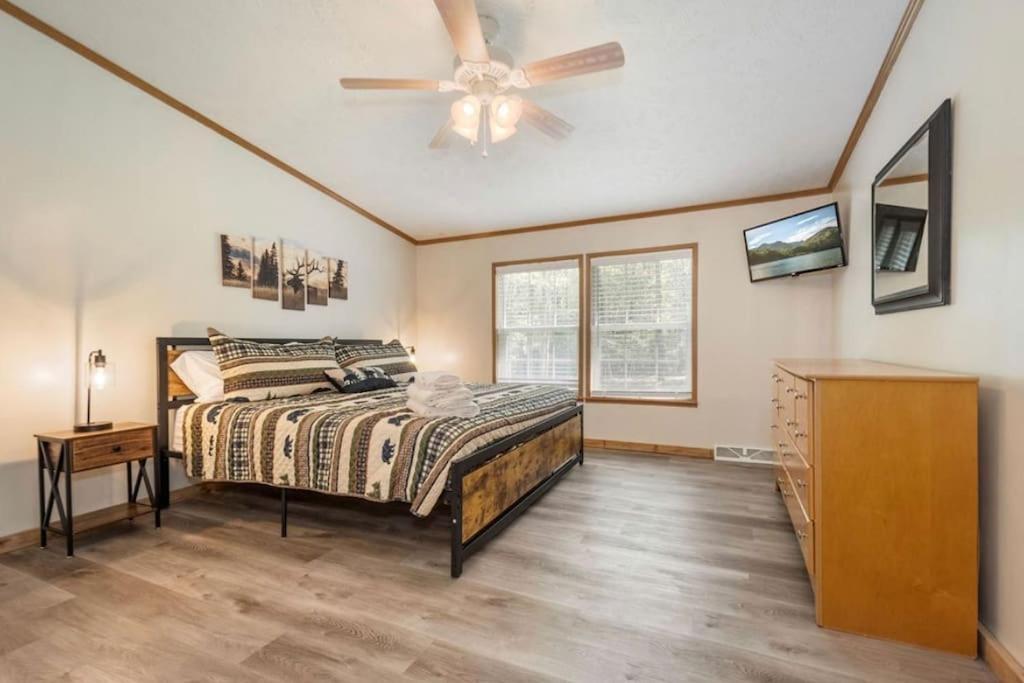 *Entire House • Sleeps 9 • Hot Tub • Pets Welcome* McHenry Exterior photo