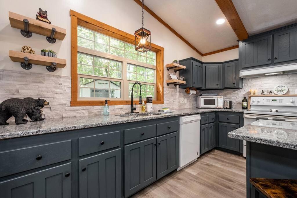 *Entire House • Sleeps 9 • Hot Tub • Pets Welcome* McHenry Exterior photo