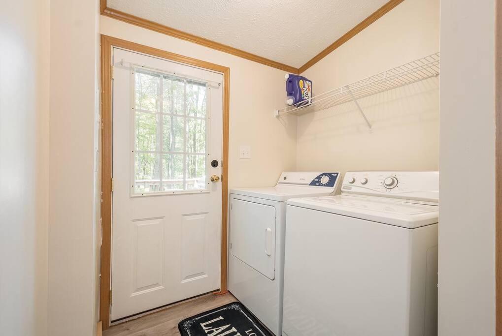 *Entire House • Sleeps 9 • Hot Tub • Pets Welcome* McHenry Exterior photo