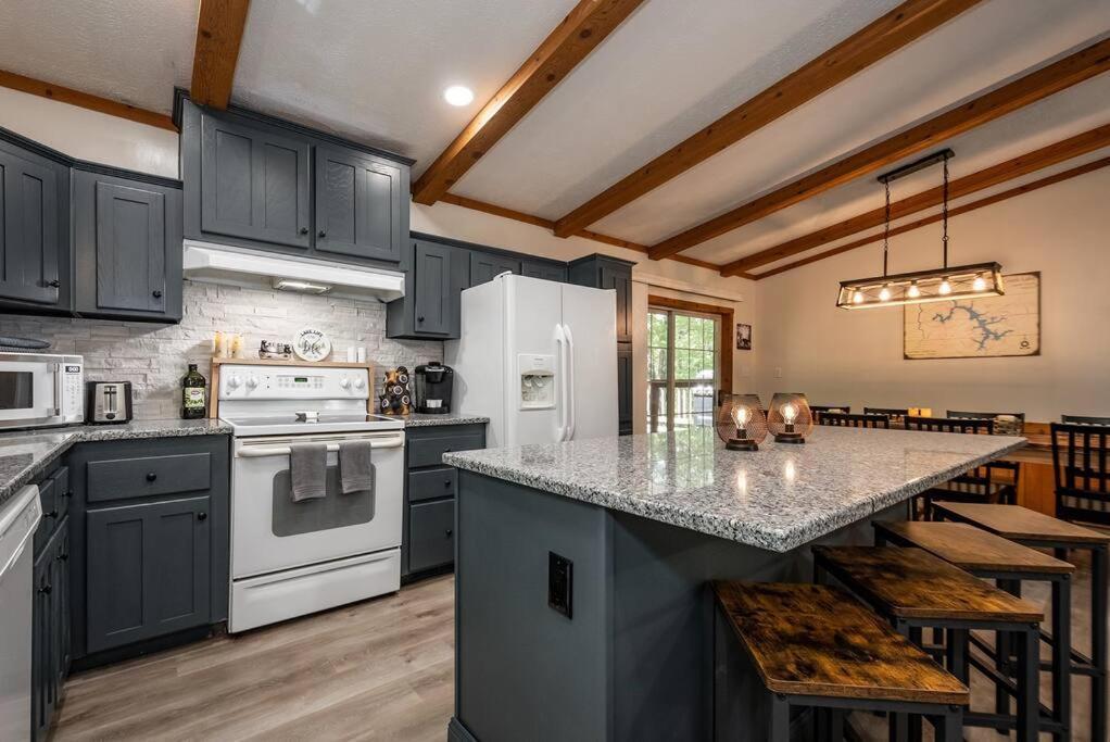 *Entire House • Sleeps 9 • Hot Tub • Pets Welcome* McHenry Exterior photo