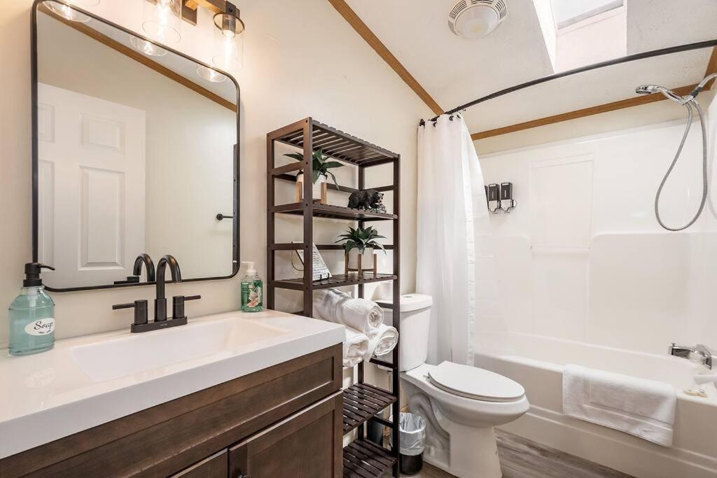 *Entire House • Sleeps 9 • Hot Tub • Pets Welcome* McHenry Exterior photo